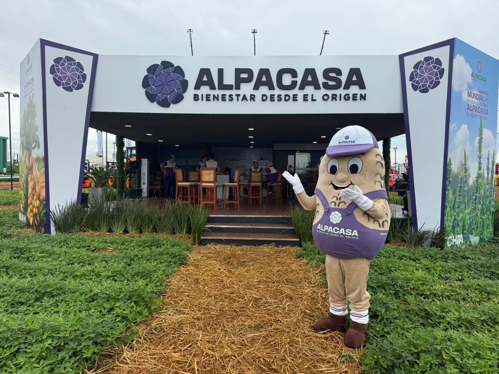 Señor Maní en el stand de ALPACASA
