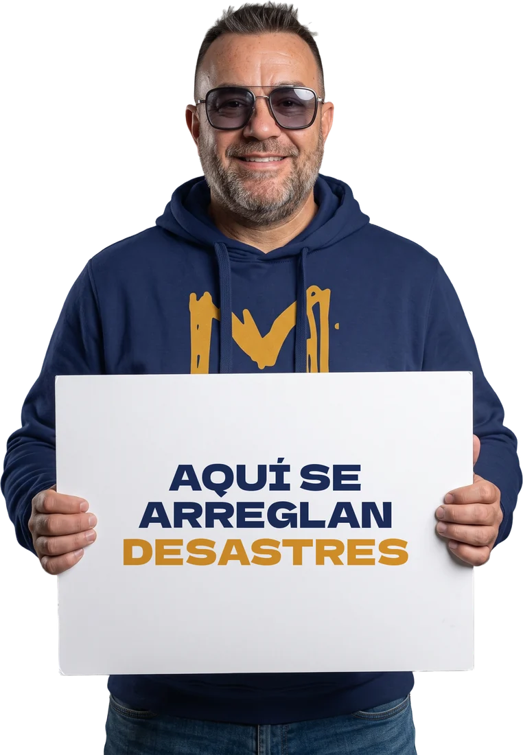 Pep Zamora con un cartel que dice: aquí se arreglan desastres