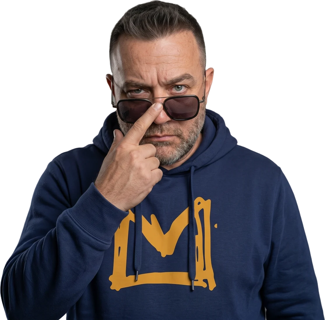 Pep Zamora bajándose las gafas de sol con mirada desafiante